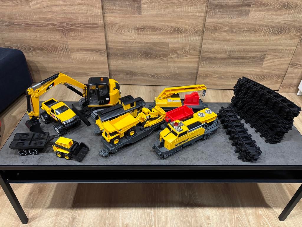 Train avec circuit et differents vehicules Caterpillar, Enlèvement ou Envoi, Comme neuf