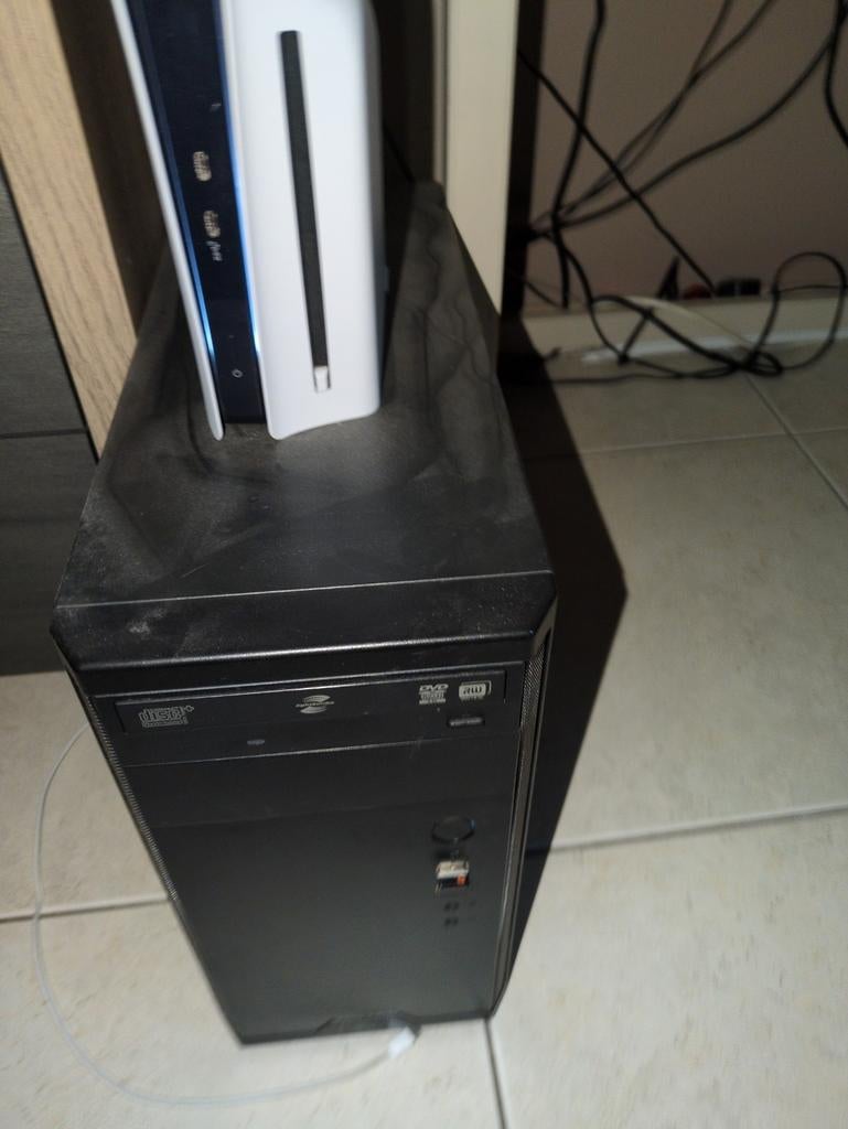 Ordinateur de bureau et écran, Informatique & Logiciels, Ordinateurs de bureau, Utilisé, 3 à 4 Ghz, SSD, 8 GB, Avec carte vidéo