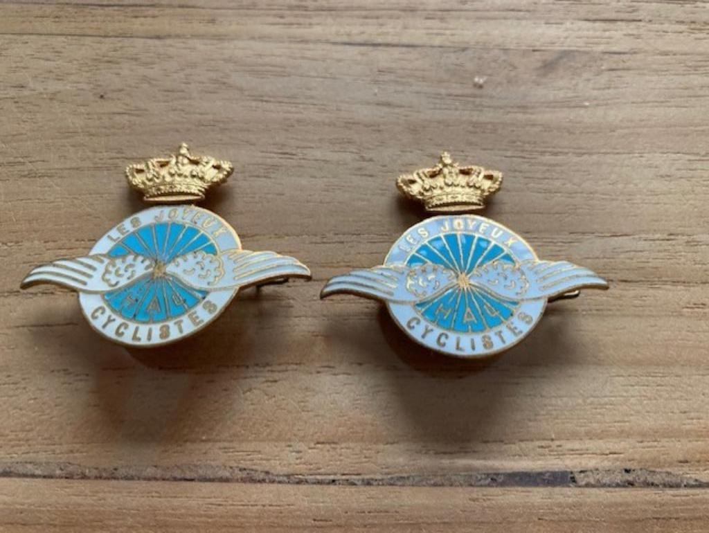 2 broches "De blije fietsers", Overige materialen, 4 tot 7 cm, Overige kleuren, Ophalen of Verzenden
