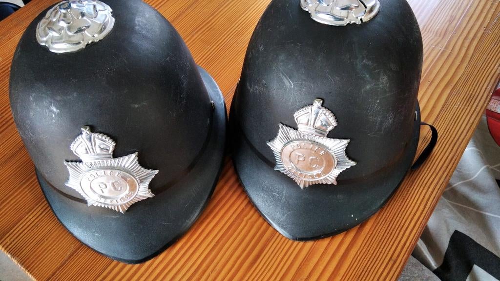 3 helmen Engelse Bobby, Ophalen of Verzenden