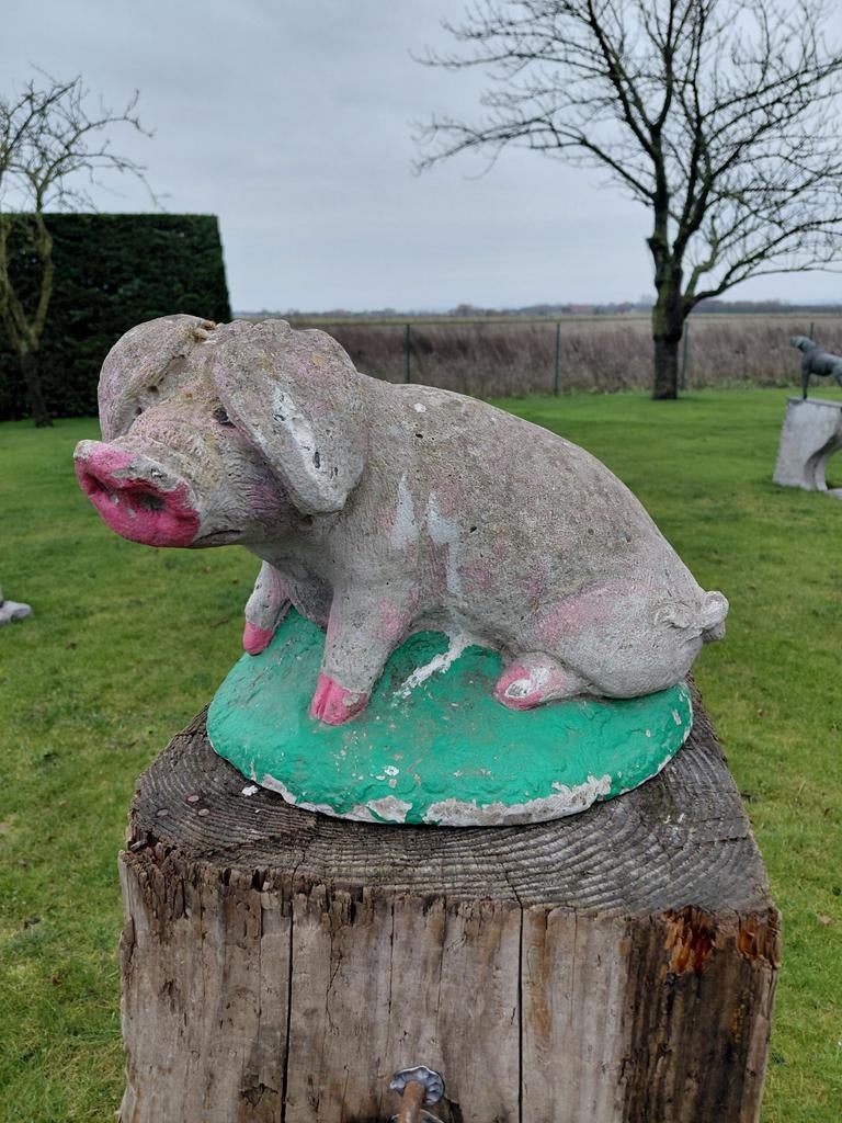 oud betonnen beeld van een varken, Ophalen, Gebruikt, Steen