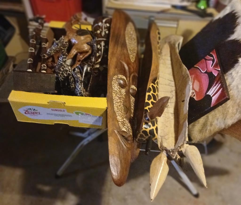 Gros lot deco masques girafe buste table afrique, Enlèvement