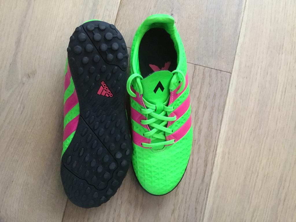 Voetbalschoenen Adidas 36 NIEUW, Ophalen of Verzenden, Nieuw, Schoenen