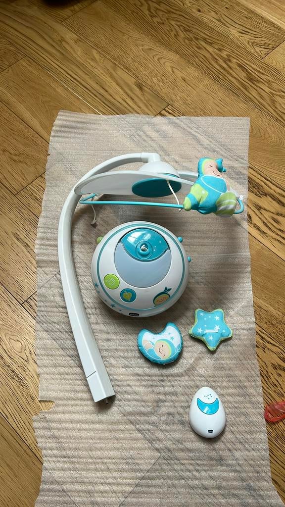 Mobile musical et télécommande Chicco, Enfants & Bébés, Utilisé, Mobile, Sonore