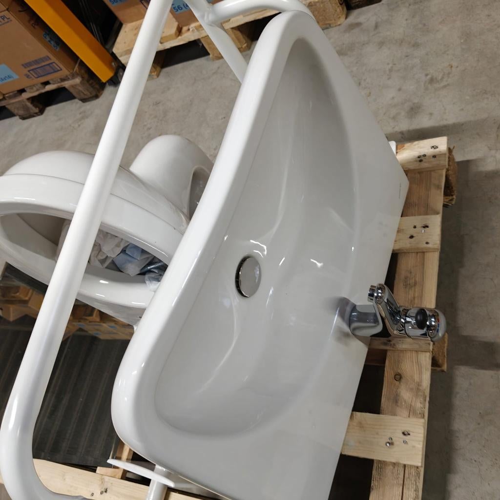 toonzaalmodel  zorg lavabo,wc en spiegel, Ophalen, Nieuw, Wasbak of Wastafel