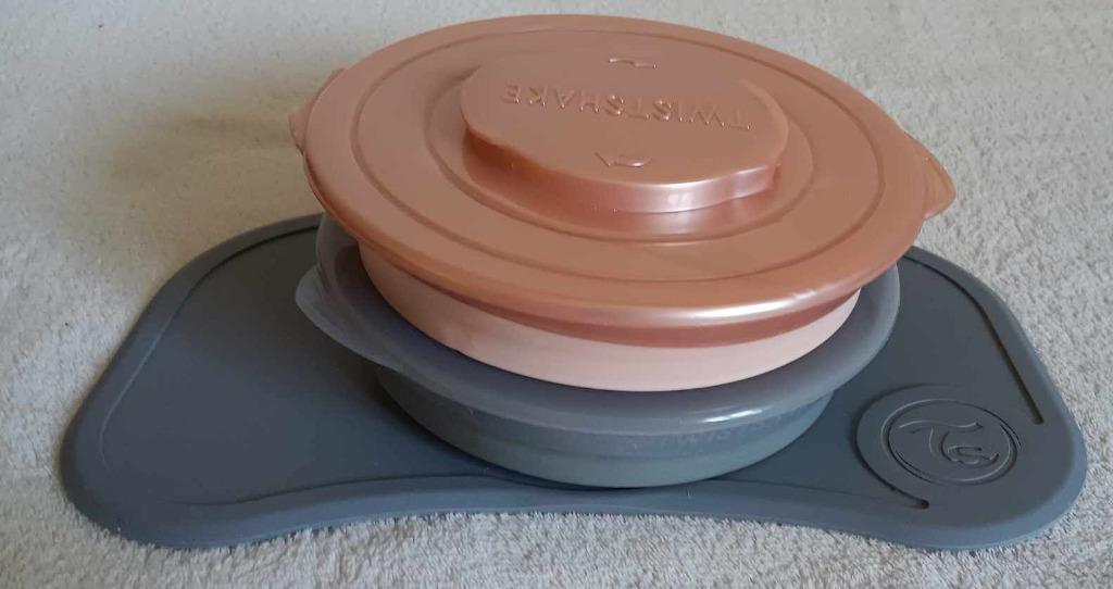 Twistshake Klikmat + bord lichtgrijs en zalmroze, Kinderen en Baby's, Babyvoeding en Toebehoren, Gebruikt, Ophalen of Verzenden