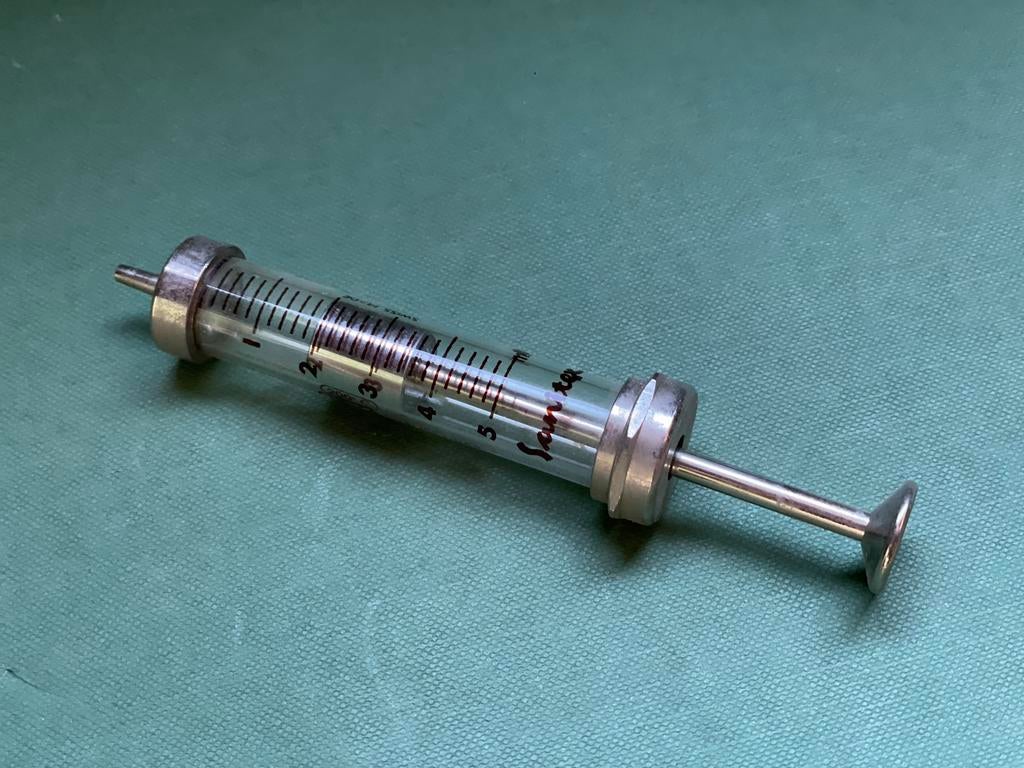 Vintage glazen injectiespuit (glas + metaal), Verzamelen, Ophalen of Verzenden