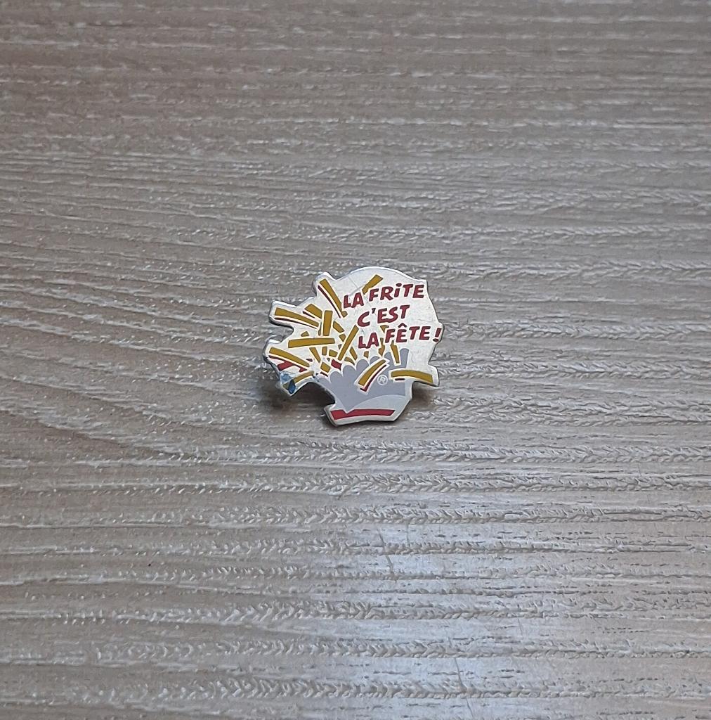 PIN - LA FRITE C'EST LA FÊTE - FRIETEN - FRIETJES, Verzenden, Gebruikt, Overige onderwerpen, Speldje of Pin