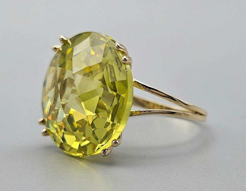 Bague à cocktail vintage en or, citrine jaune-verte. 2024/V9, Enlèvement ou Envoi, Or, Bague, Avec pierre précieuse