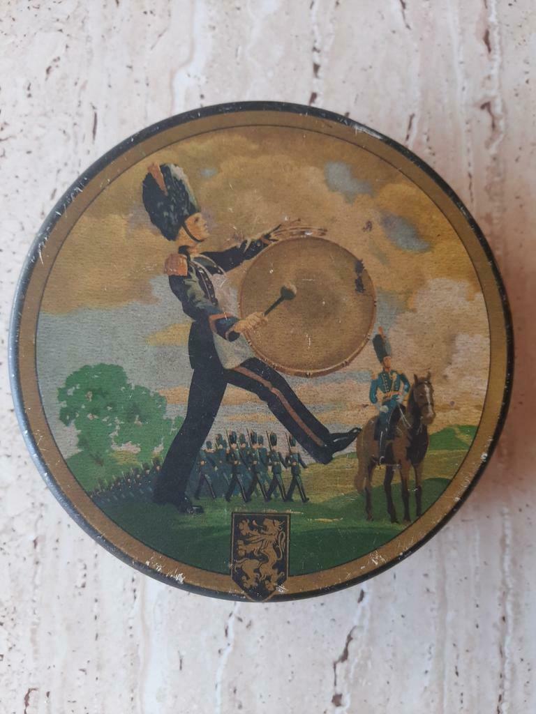 VICTORIA vieille boîte en  métal tambour major 18×10cm, Enlèvement ou Envoi