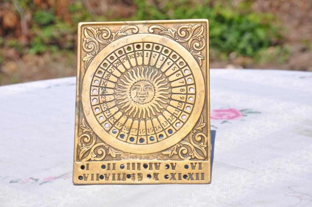§  calendrier perpetuel en cuivre bouton manquant, Enlèvement ou Envoi, Cuivre