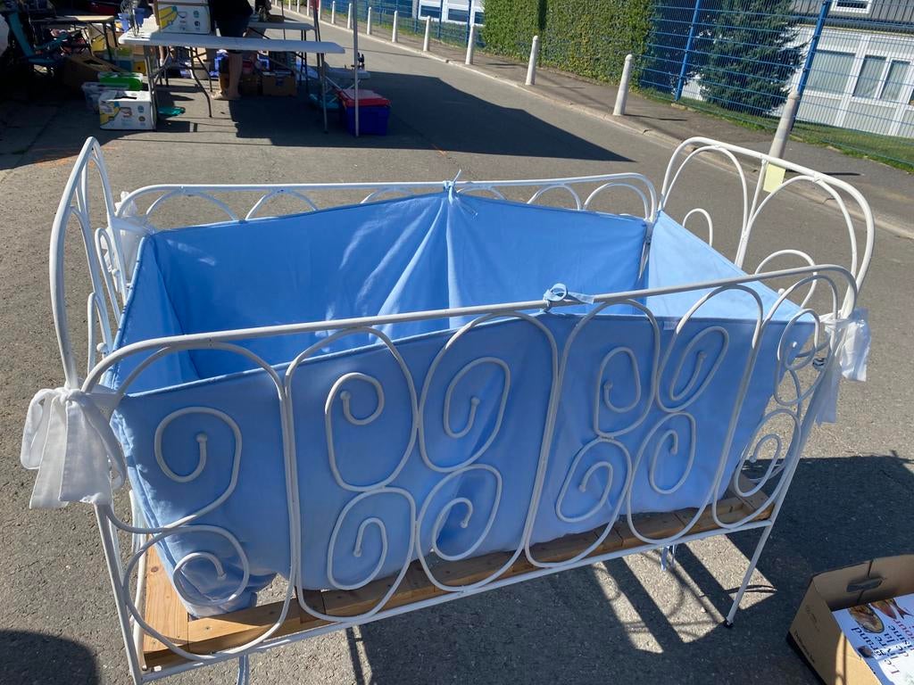 Lit bébé style ancien avec sommier et tour de lit sur mesure, Enlèvement, Utilisé, Lit