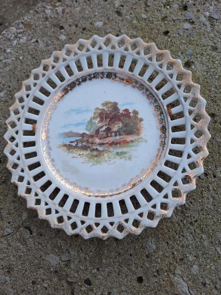 Assiette en porcelaine blanche à bord doré, Enlèvement ou Envoi