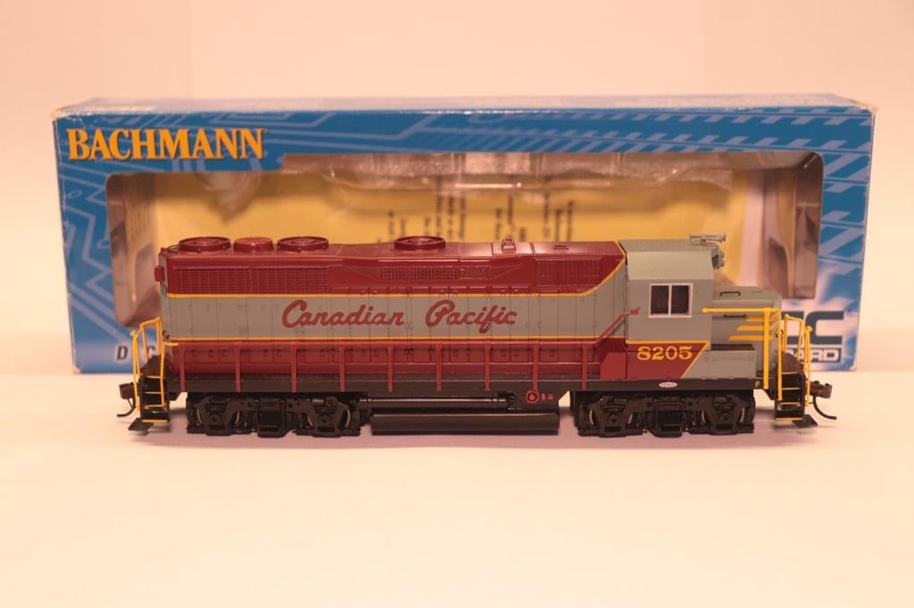 Bachmann 60705 GP35 Canadien Pacific 8205 - H0 1/87 DCC, Hobby & Loisirs créatifs, Trains miniatures | HO, Enlèvement ou Envoi