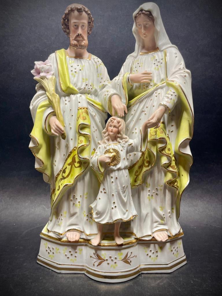 Statue ancienne de la Sainte Famille en porcelaine biscuitée, Enlèvement