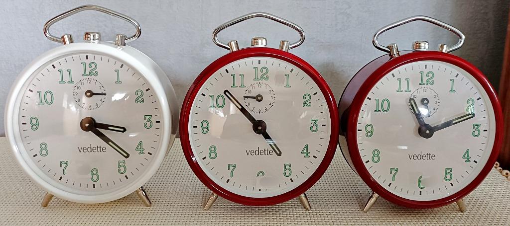 Réveil blanc/rouge VEDETTTE métal, mécanique, vintage, NEUF, Enlèvement ou Envoi, Neuf, Analogique, Réveil ou Horloge