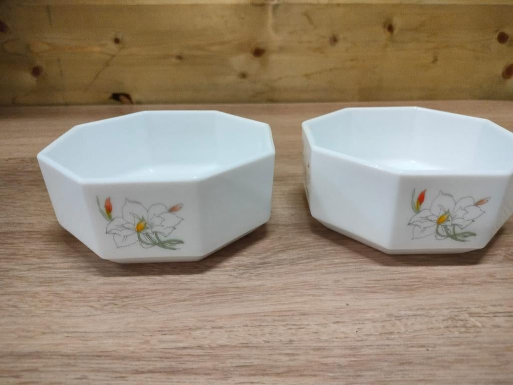 2 kommen Arcopal 'Petunia', Ophalen of Verzenden, Zo goed als nieuw, Glas, Kom(men)