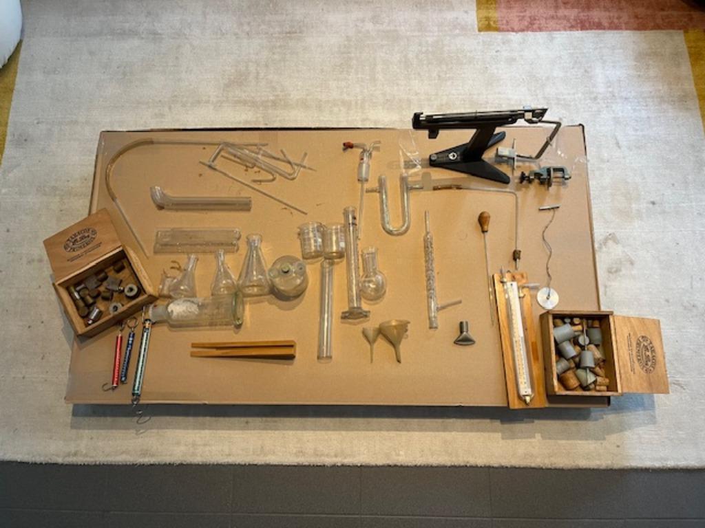Labo maatbekers school weegschaal, Ophalen