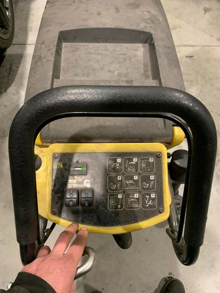Karcher schrobmachine, Tuin en Terras, Hogedrukreinigers, Ophalen, Gebruikt, Accu, Met regelbare waterdruk