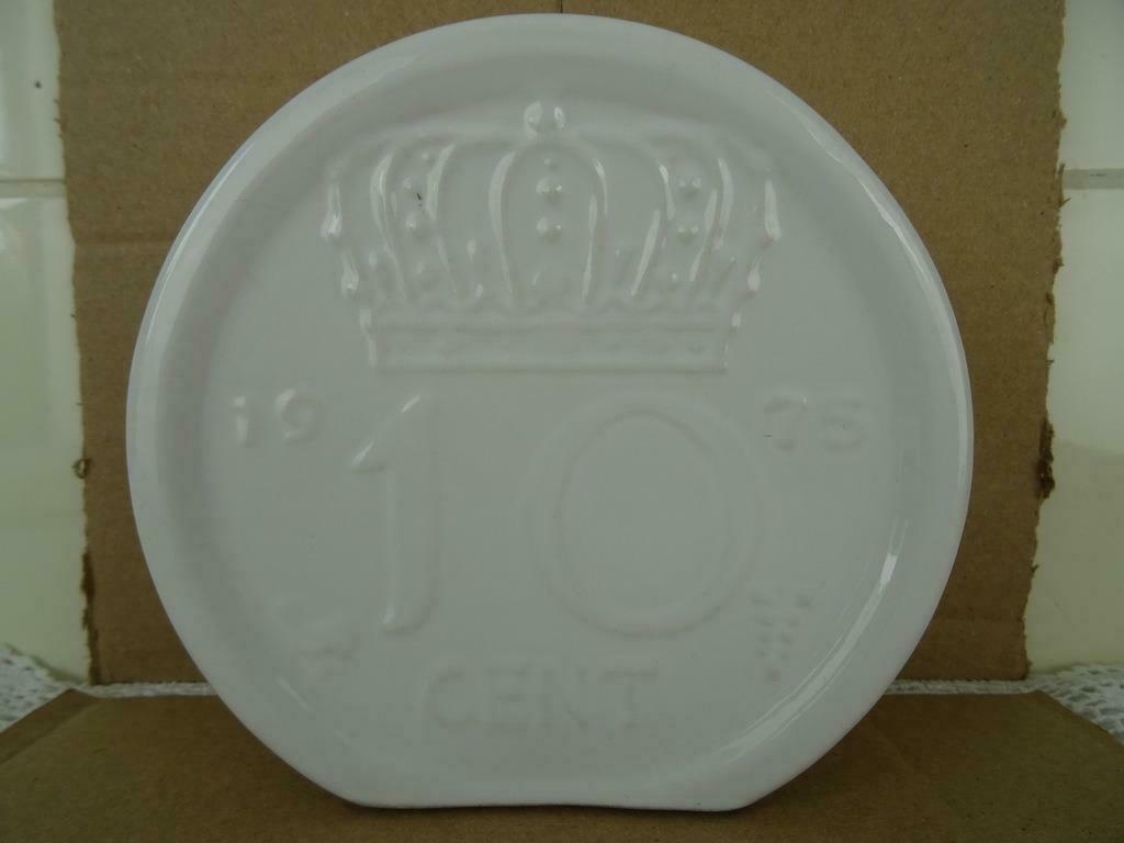 Spaarpot 10 cent 1975 spaarpot dubbeltje Juliana curiosa wow, Ophalen of Verzenden, Gebruikt, Steen, Aardewerk of Keramiek, Overige thema's