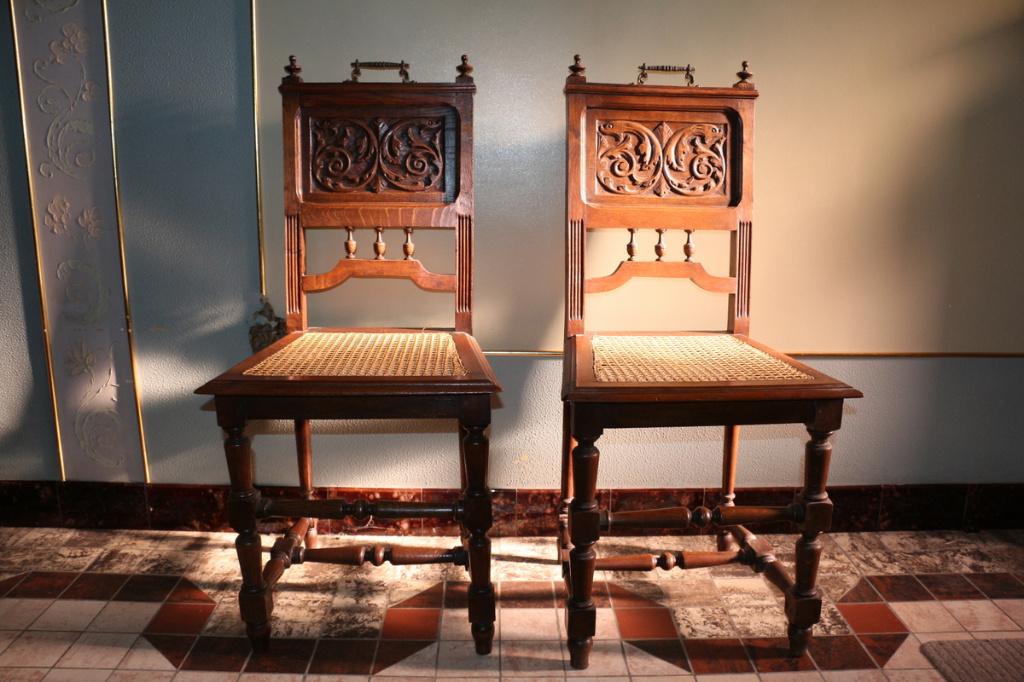 2 antieke stoelen, gesculpteerd en met gevlochten zit, Enlèvement