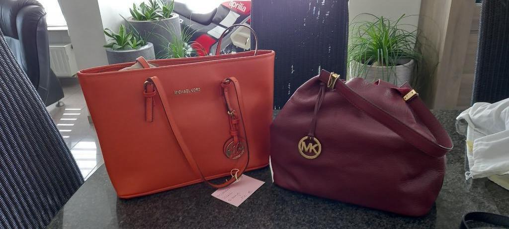 2 michael kors 150 euro het stuk, Handtassen en Accessoires, Tassen | Schoudertassen, Ophalen of Verzenden, Zo goed als nieuw