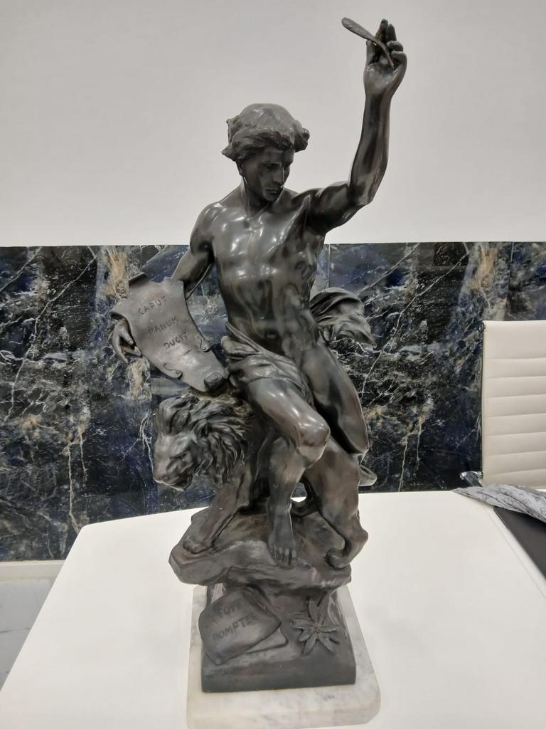 Sculpture bronze. La force du domptel. Signée E. Picault, Ophalen