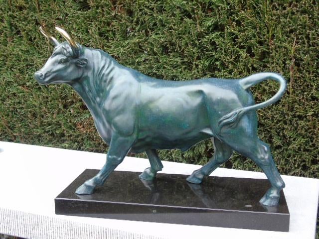 een stier in brons patgroen op een sokkel gesigneerd, MILO., Ophalen of Verzenden, Brons