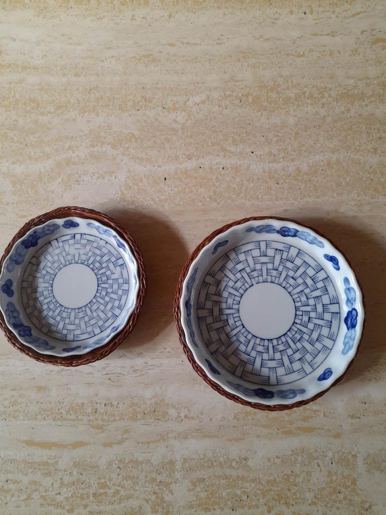 2 Rieten mandjes met schotels erin in keramiek, Huis en Inrichting, Woonaccessoires | Schalen en Manden, Nieuw, Mand, Rond, Riet