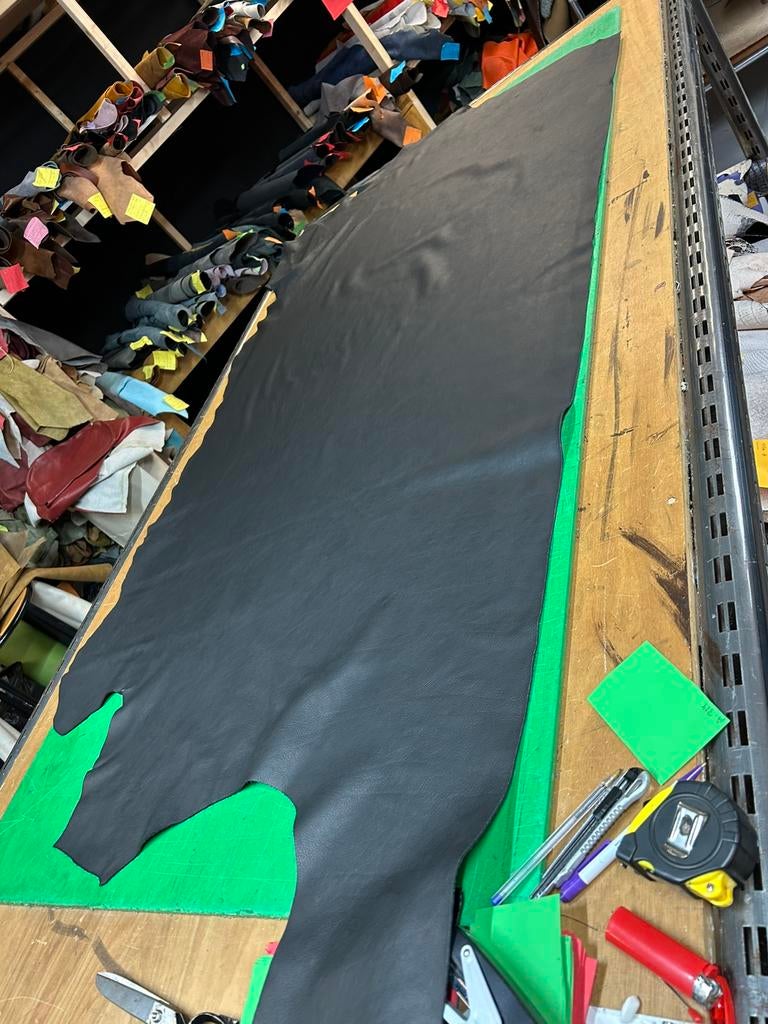 Zwarte kleur halve huid 1.5 mm dikte soepel A-319, Ophalen of Verzenden, Zo goed als nieuw