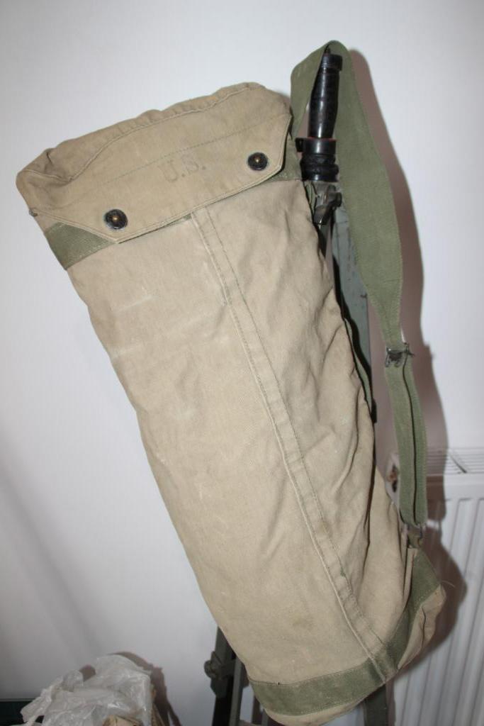 US WW2 "Bag Carrying Rocket M6" Bi-color daté 1944, Collections, Envoi, Armée de terre, Vêtements ou Chaussures