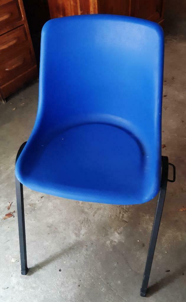 Lot de 3 chaises coque moulée bleue, Enlèvement
