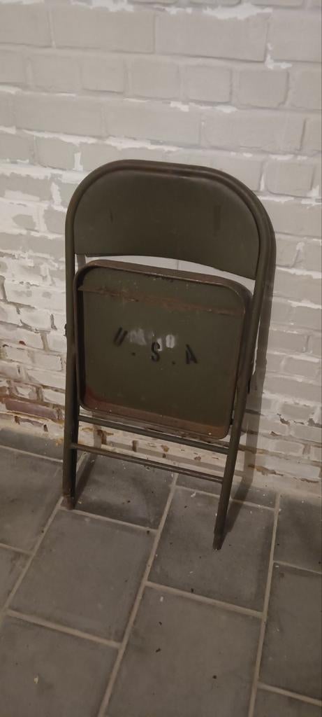 Chaise militaria, Enlèvement