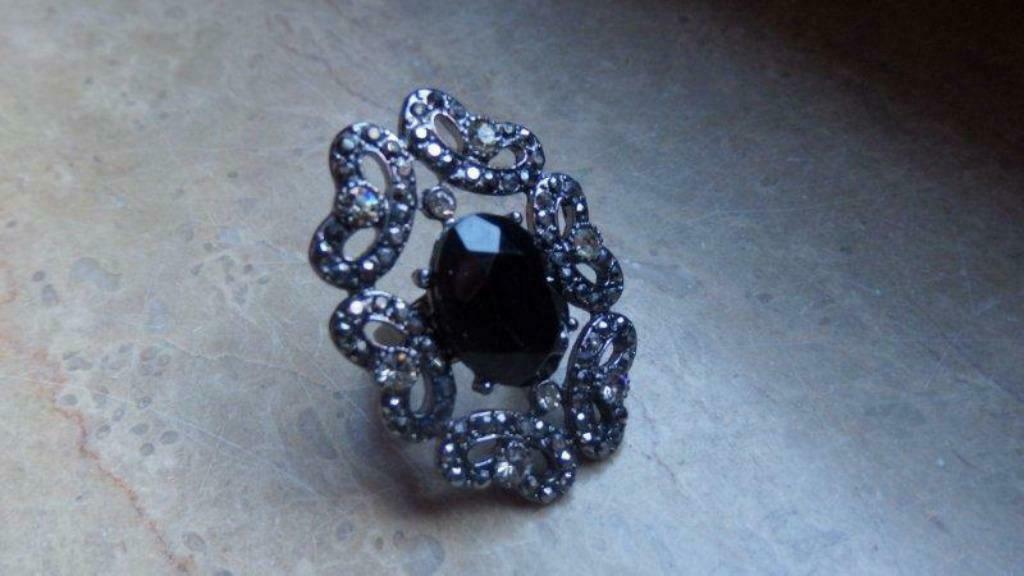 zilverkleurige ring met zwarte steen vintage, Handtassen en Accessoires, Ringen, Ophalen, Overige materialen, Zilver, Kleiner dan 17