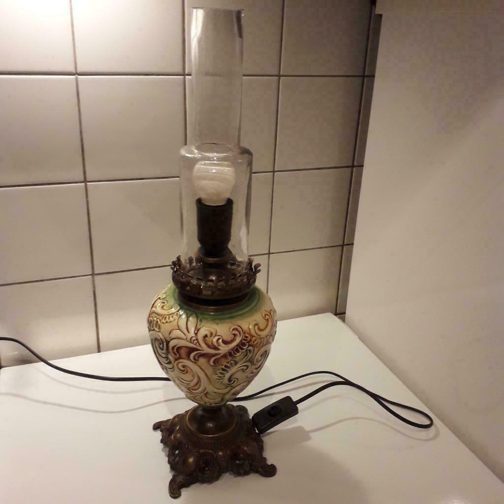 Tafel lamp, Enlèvement