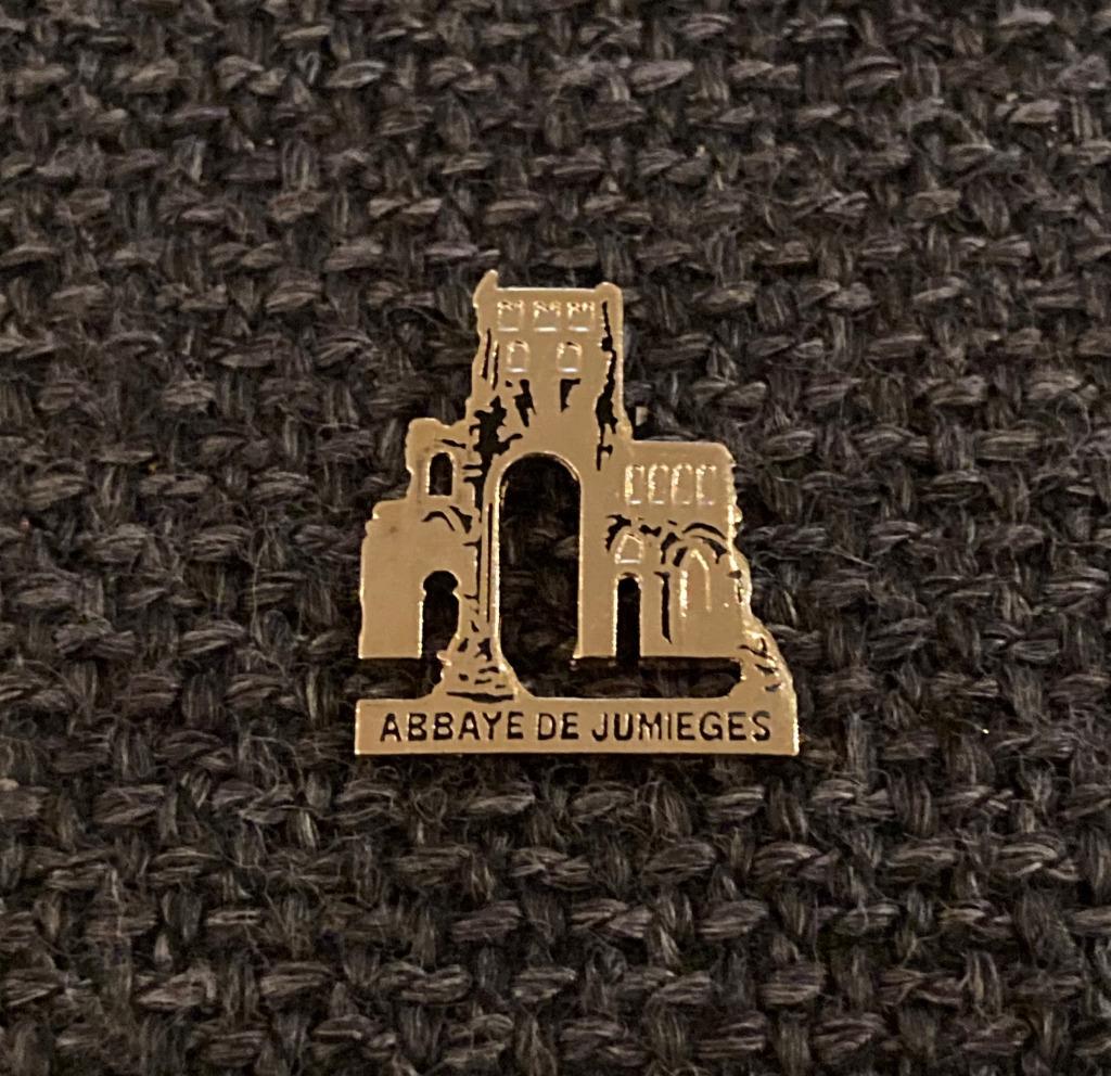 PIN - ABBAYE DE JUMIÈGES - NORMANDIE - FRANCE - FRANKRIJK, Verzamelen, Verzenden, Gebruikt, Stad of Land, Speldje of Pin