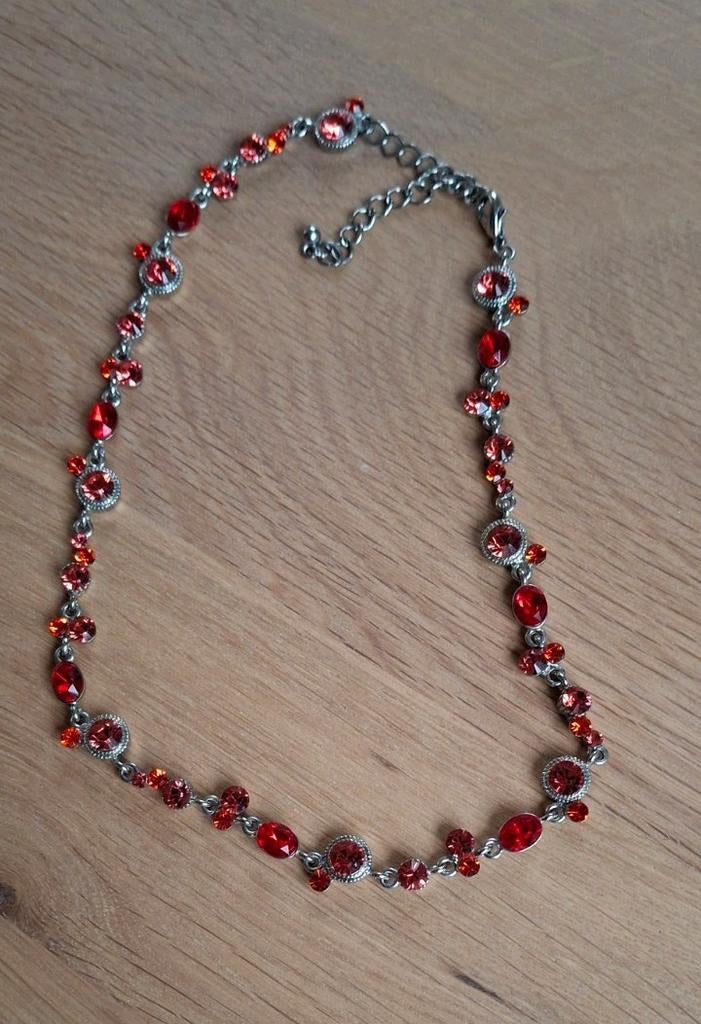 Joli collier de couleurs rouge et argenté, Bijoux, Sacs & Beauté, Colliers, Enlèvement ou Envoi, Comme neuf, Rouge, Argent