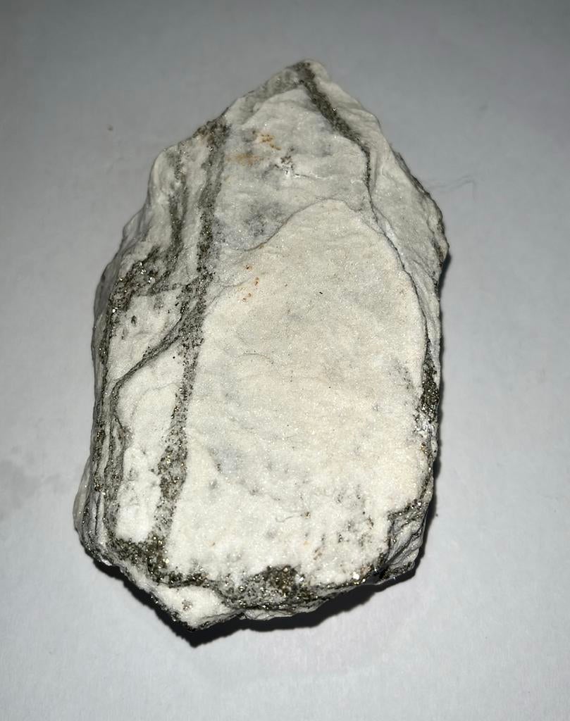 Dolomitisch marmer met pyriet-insluitsels - 666gram, Ophalen of Verzenden, Mineraal