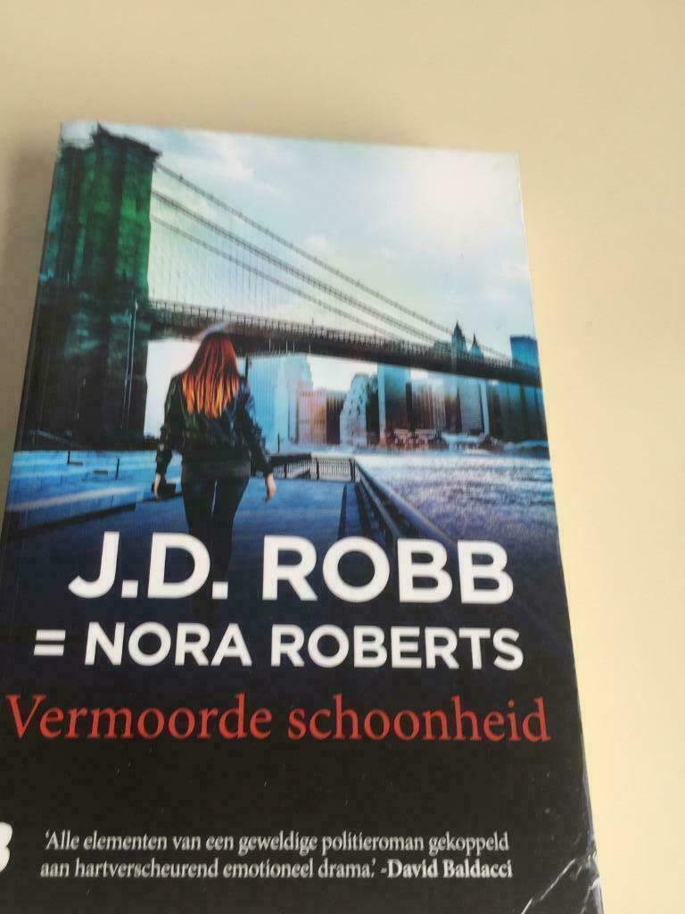 Boek / J.D. Robb .../ Vermoorde schoonheid, Enlèvement ou Envoi, Utilisé