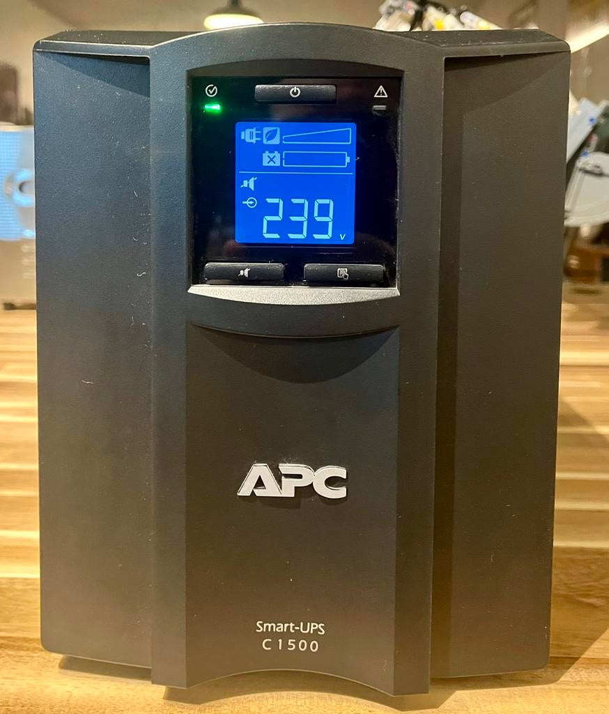 APC Smart-UPS C1500 SMC1500I - accu pack te vervangen, Informatique & Logiciels, Alimentations de secours (UPS), Enlèvement, Comme neuf