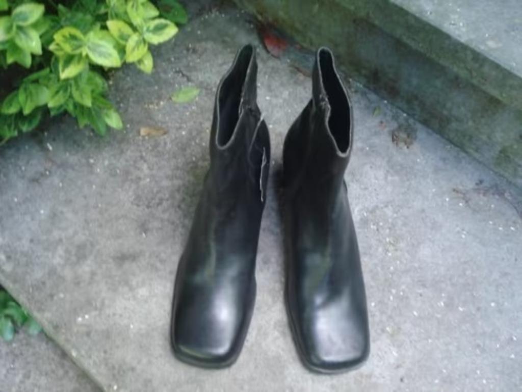 Nouvelles bottes de luxe à talons carrés en cuir noir livrai, Neuf, Boots et Botinnes, Noir, Envoi