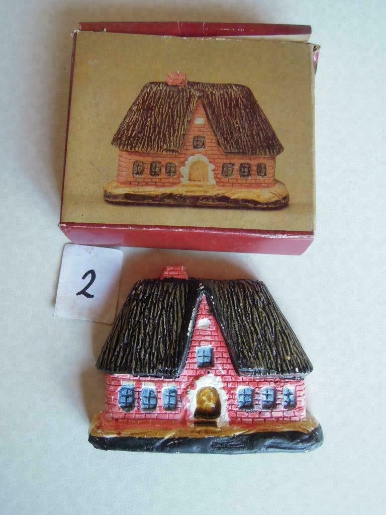 beeld Nr 002 muurplaat huisje plaaster met origineel doosje, Ophalen of Verzenden, Zo goed als nieuw, Overige typen