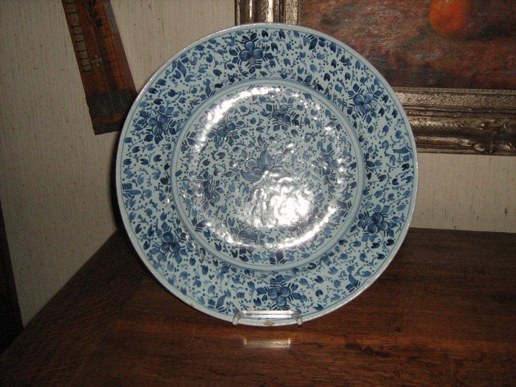 1 grand plat rond ancien en faïence, Antiquités & Art, Enlèvement ou Envoi