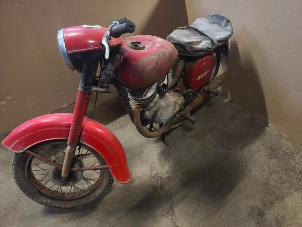 Jawa  175cc, Motos