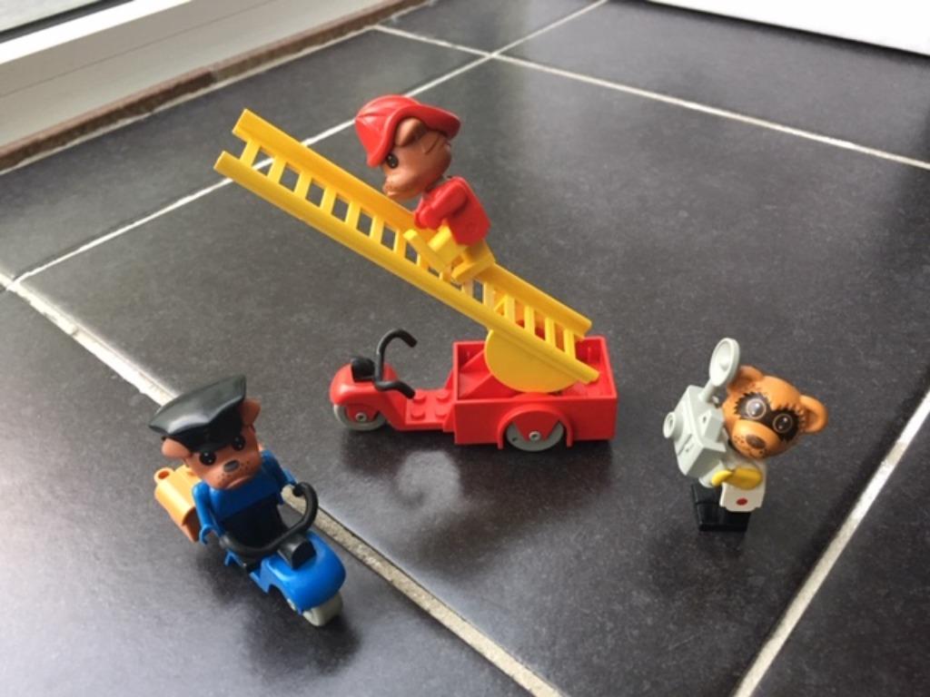 3 Lego figuren: brandweer - postbode - fotograaf, Kinderen en Baby's, Speelgoed | Duplo en Lego, Ophalen of Verzenden, Gebruikt