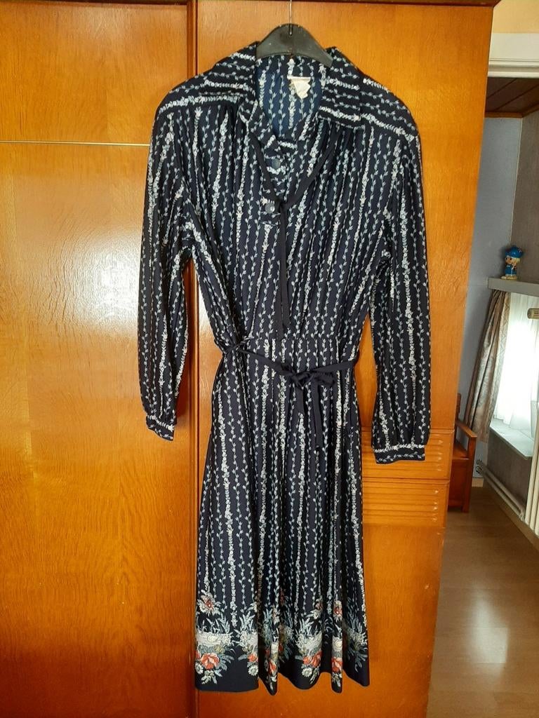 Vintage/Retro Trevira jurk maat 44 – blauw bloemmotief, Kleding | Dames, Ophalen of Verzenden, Gedragen, Maat 42/44 (L), Blauw