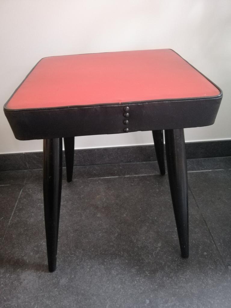 Vintage jaren 60 kruk zwart hout rode skai, 45 tot 60 cm, Minder dan 55 cm, Gebruikt, Ophalen of Verzenden