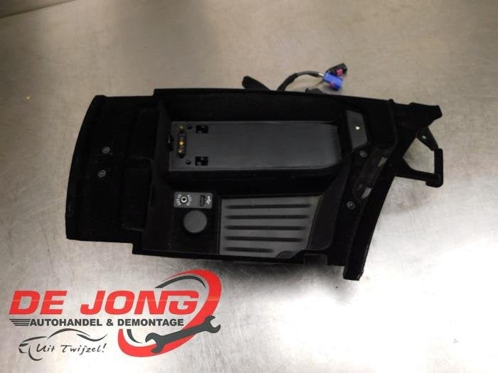 Compartiment de rangement d'un BMW 5-Serie, -, 3 mois de garantie, Utilisé, -