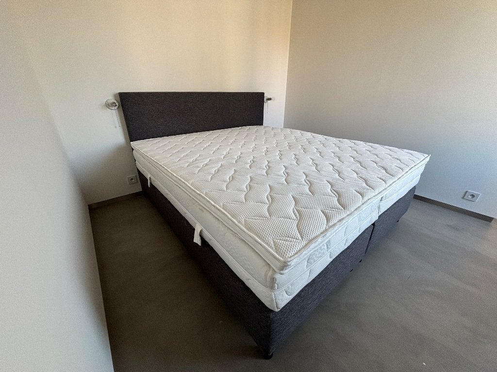 Boxspring (nouveau !) + 2 matelas + Surmatelas, Gris, Comme neuf, Enlèvement, 180 cm