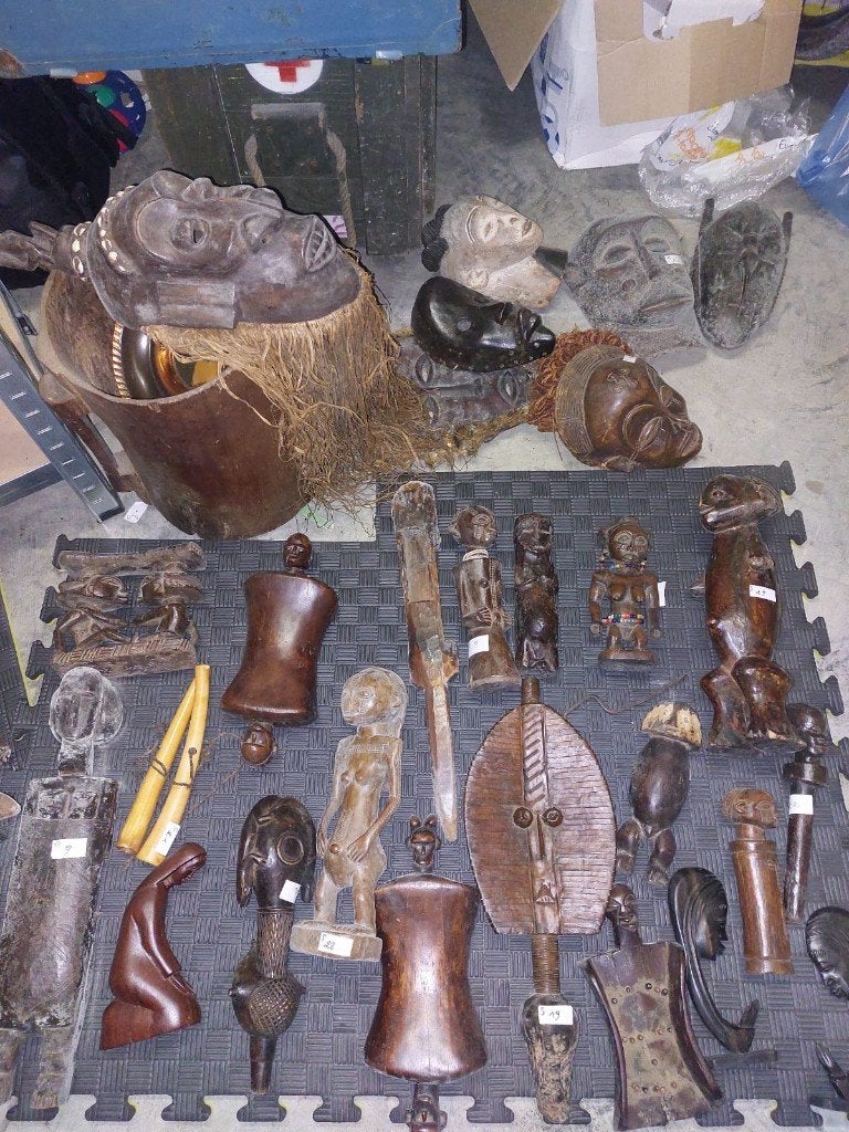 Art africain, fossiles, estampe japonaise, Enlèvement